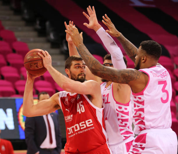 她以卓越的 她以卓越的